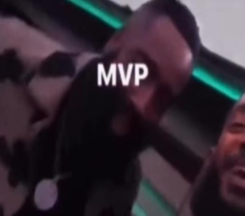 真开心！哈登更新社媒晒出18年夺得MVP奖杯后与友人的庆祝视频