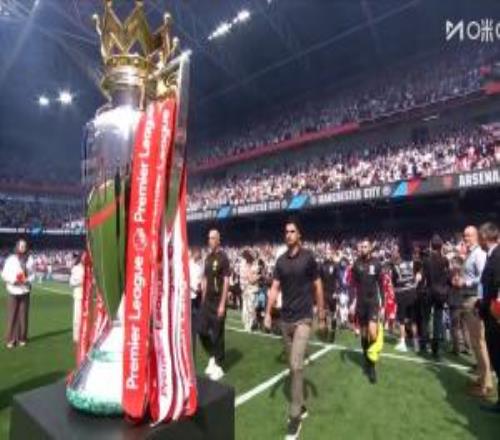 枪城大战一触即发！英超、足总杯冠军奖杯现身社区盾现场