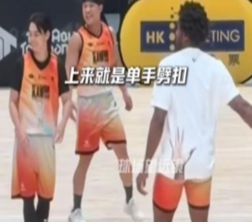 爆炸头版本！小卡中国行与小朋友打成一片空篮不进节目效果拉满