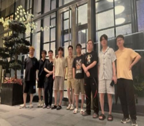 TR晒选手合照：我们的旅程不会在此终结，认真整备，下一站再出发