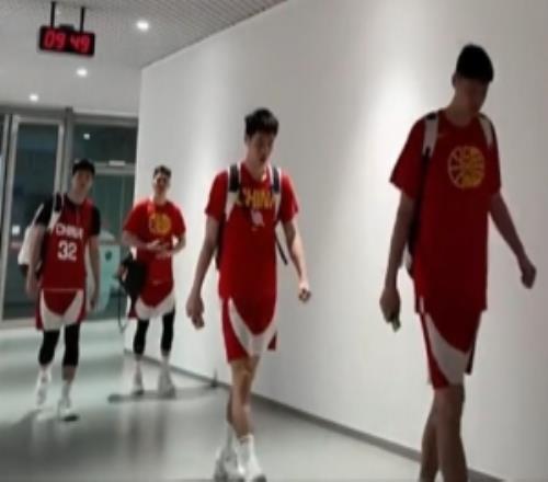 中国男篮今晚将和新西兰男篮展开一场热身赛球员已抵达比赛场馆