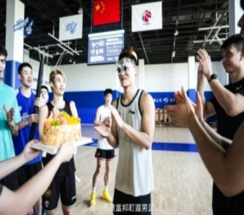 生日快乐宁波男篮晒照为许裕茁庆生
