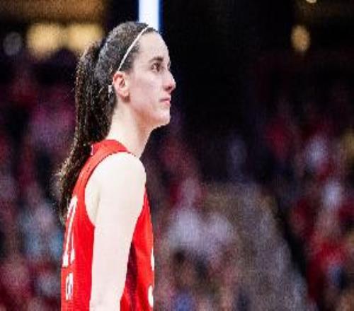 又美又能打！克拉克32场比赛砍下700+WNBA历史单赛季控卫最快