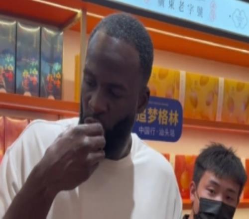 杜兰特吃之前我就先吃了追梦中国行品尝潮汕特色腐乳饼