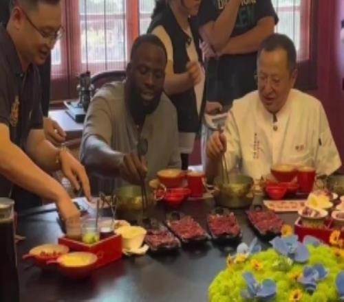 追梦中国行体验潮汕牛肉火锅手握筷子涮肉动作娴熟