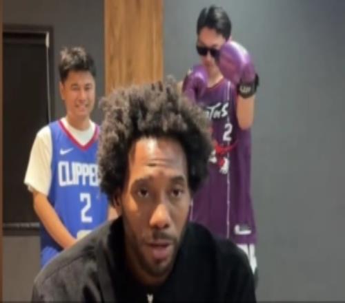 有点喜感！伦纳德拍视频预热8月22日百分大战对手白晶在身后搞怪