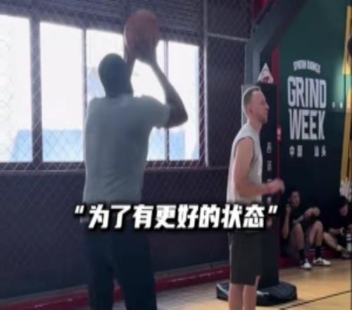 手上有活儿！追梦中国行热身秀丝滑后撤步“撅腚三分”轻松拿捏