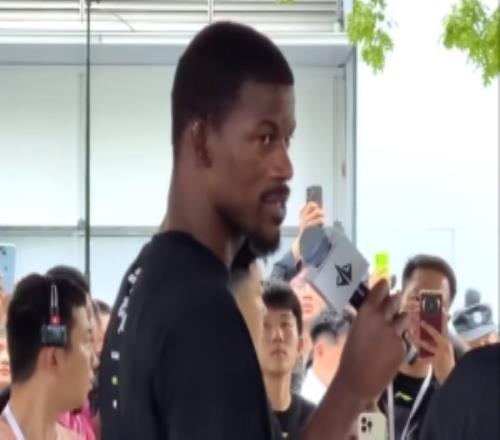 期待你王者归来！巴特勒成都观看球局并表示“I&039;llbeback”