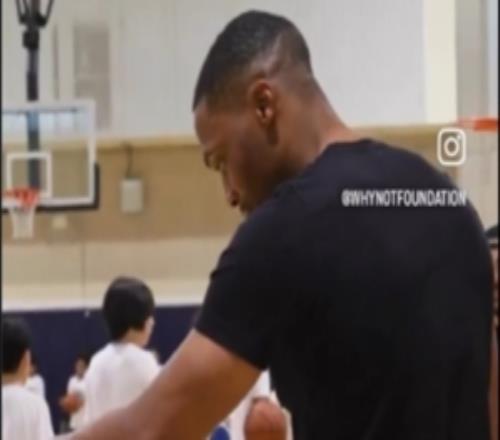 小球员问威少是不是NBA球员后者回答：我年轻的时候是