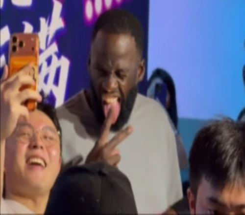 很随和！追梦在欢迎晚宴与球迷合影吐舌扮鬼脸毫无架子