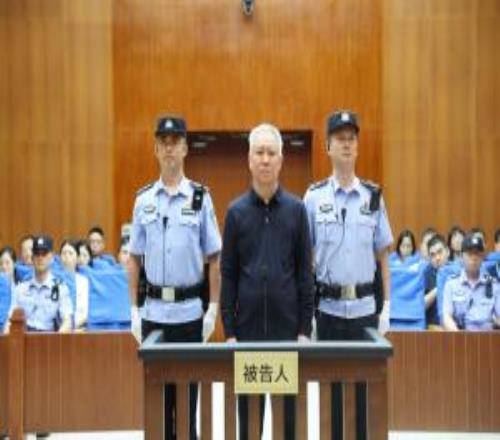 一审被判无期！67岁许家印庭审图：头发、眉毛全白！