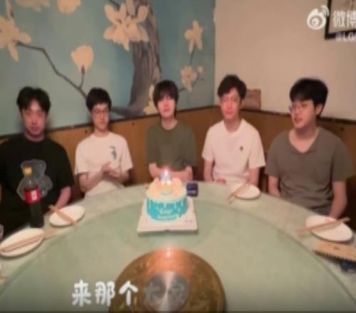 LGD分享队员为Crisp庆生：祝刘神生日快乐