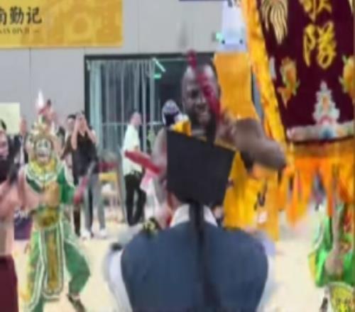 不是你真会追梦中国行跳起潮汕英歌舞动作卖力乐在其中