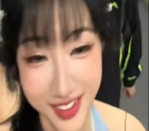 主持人十月分享整活视频：她转身就走，像是下定了某种决心