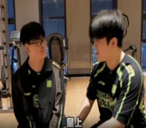 NIP分享对阵IG赛前预热：正太扭腰解锁ing