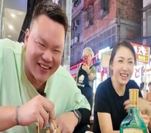 朱芳雨约体校美女班长南宁街头嗦粉：一碗老友粉吃出了整个青春