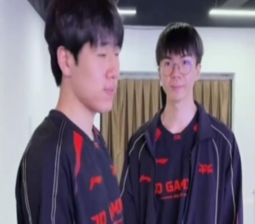 JDG赛后小视频：顺利收官时刻大家一起来点合照吧！