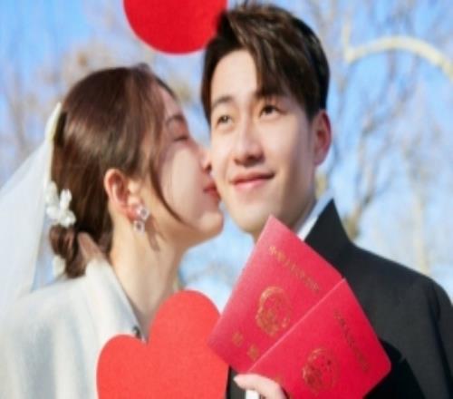 王昶发文庆祝世锦赛男双夺冠，妻子钱天一评论：努力总有回响