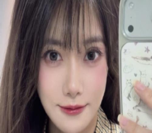 主持人小钰分享照片：最近新宠紫色调腮红太米了吧