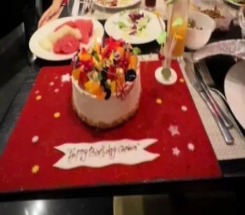 赵继伟晒男篮全队在多哈为其庆生视频并配文：Yearafteryear