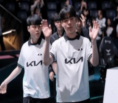 Smash：第一局结束监督让大家都先出去，单独和辅助进行1对1面谈