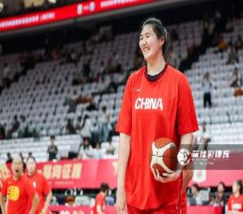 媒体人：美国女篮那几个黑人锋线的弹跳力张子宇拿不到球很正常