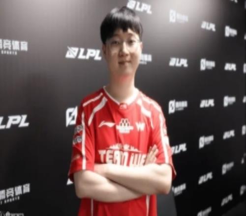 Karis：语言还不够流利有些可惜，会竭尽全力打进S赛