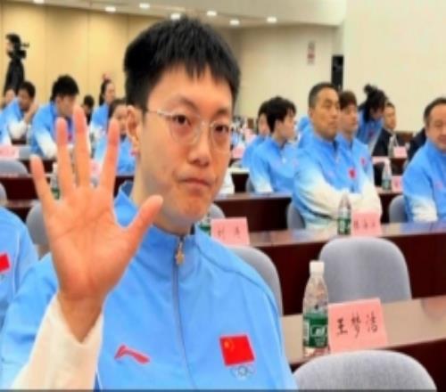 胡明轩作为男篮队员代表出席亚运会中国体育代表团成立动员大会