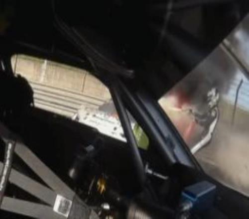 英勇！ChinaGT上海站突发事故赛车爆燃！79号车手火海中救人