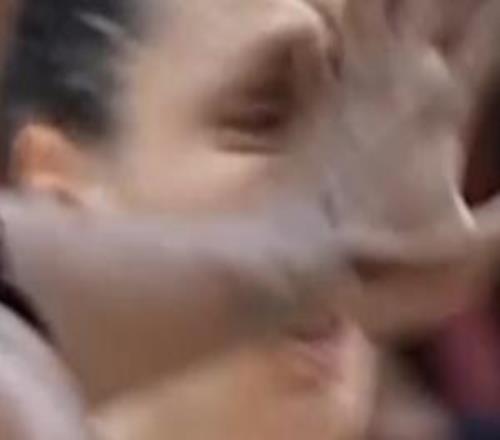 不是假摔意大利女篮绝平三分出手前确实被戳到了眼睛犯规