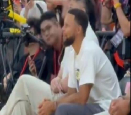 粤BA中场响起谭校长金曲卡拉永远OK库里听得津津有味