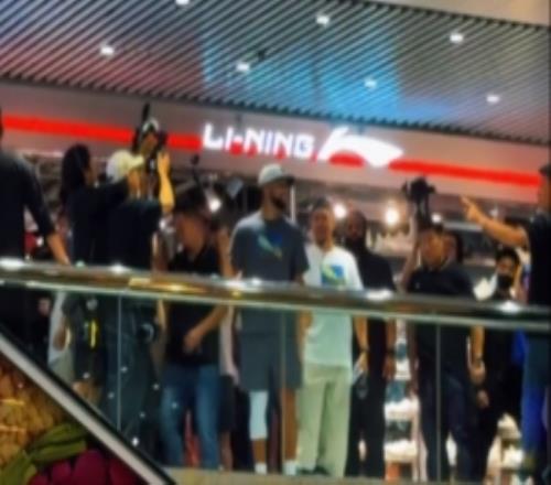 松弛感拉满！库里在中国香港商场做活动楼下客人该吃吃该喝喝