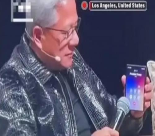 你怎么连免提都不会开特朗普当众打给老黄：AI威胁论是圈套！
