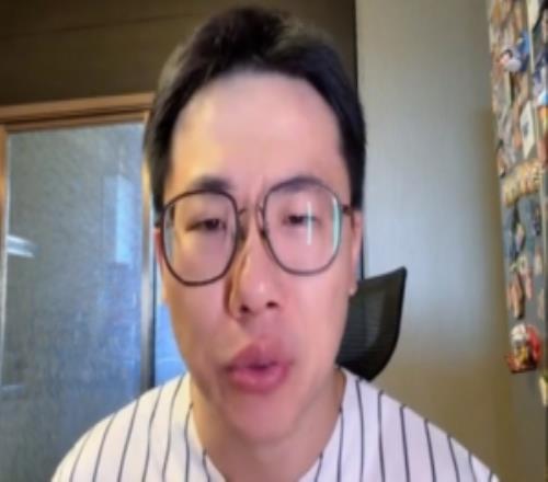解说：估计小卡会以猛龙球员身份退役感觉很多人希望他没球打