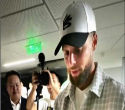 优质偶像！库里在停车场给球迷签名&碰拳从头签到尾一个不落