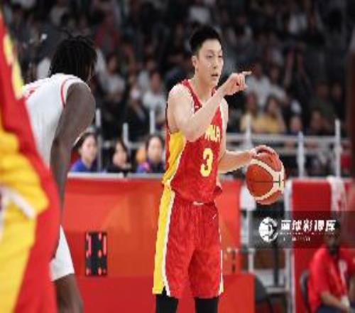 媒体人：锋线告急胡明轩客串三号位攻防拼尽全力尽显队长担当
