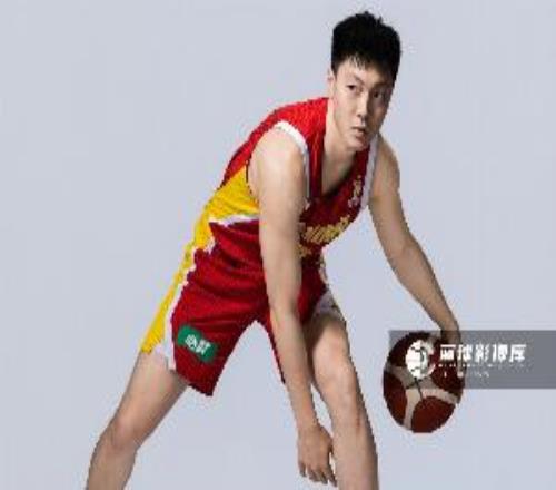 媒体人谈胡明轩当旗手：这是团部对中国男篮的激励和信任