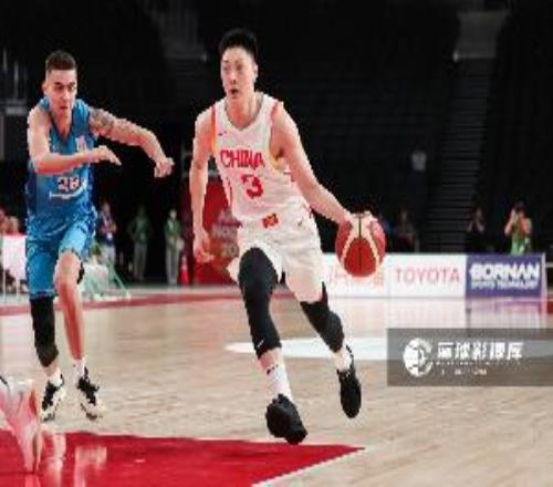 胡明轩担当旗头！上一位担当亚运开幕式旗头的男篮球员是02年李楠