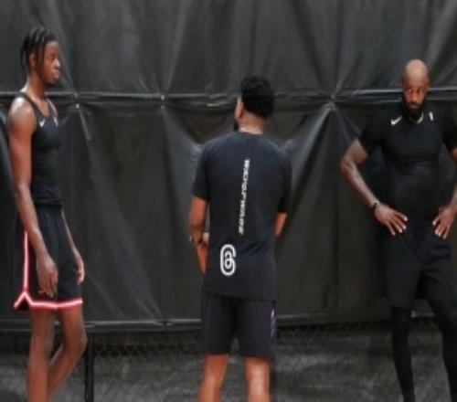 探讨球技！凯莱布.威尔逊晒自己与詹姆斯的训练合照