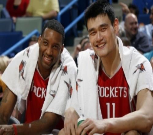 麦迪：我和姚明一队时会说些中文来交流好比“篮板球”