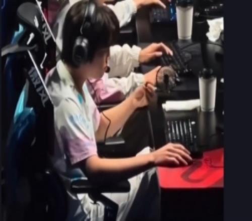 键盘故障Bin疑似在角逐时代键帽直接弹飞不叫暂停继续角逐