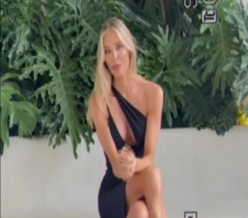 太阳报：约维奇女友索菲娅身穿玄色连衣裙亮相社媒，引发粉丝赞美