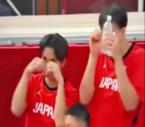 媒体人：这看着怎么能不上火日本替补席竟然做出了哭鼻子的心情