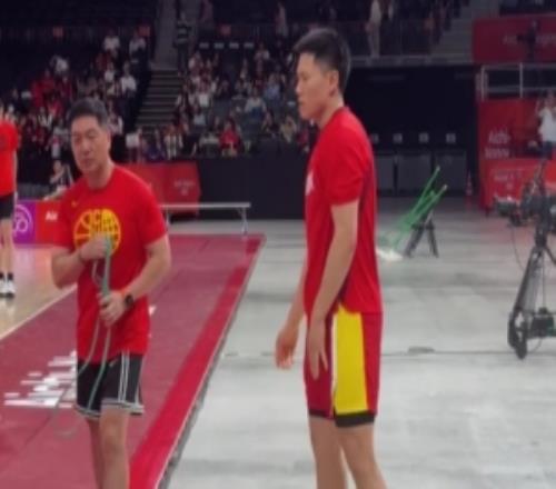 记者：赵嘉义&李弘权进场热身将出战中国男篮与日本男篮的角逐