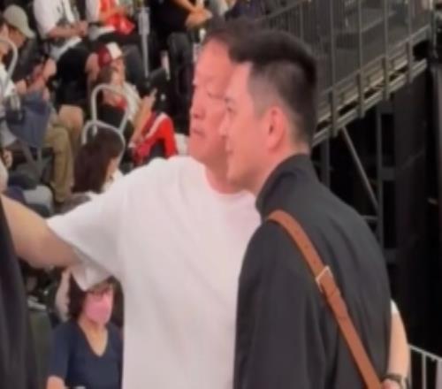 杨鸣现场观战中国男篮对阵日本男篮的亚运半决赛与球迷亲热合影