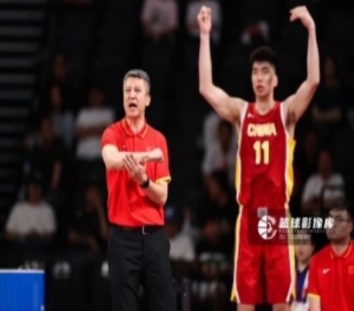 记者：中国男篮有着纸面实力的优势要控制好篮板限制日本的还击