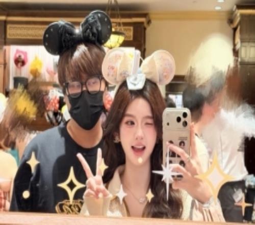 前职业选手卢本伟妻子微博晒照：迪士尼九宫格来也