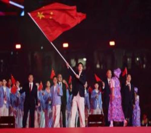 亚运开幕式中国代表团入。汉餍臀庥涞５逼焱，共815人参赛