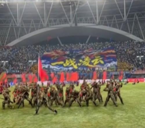 苏超：泰州队“抢8”生死战，球迷打出“一战凌云”Tifo激励球队