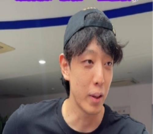 沈梓捷&张帆化身“一日店长”和球迷互动为北控新赛季预热